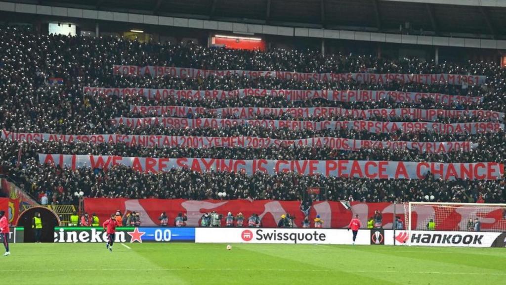 Pancarta de los ultras del Estrella Roja contra la OTAN
