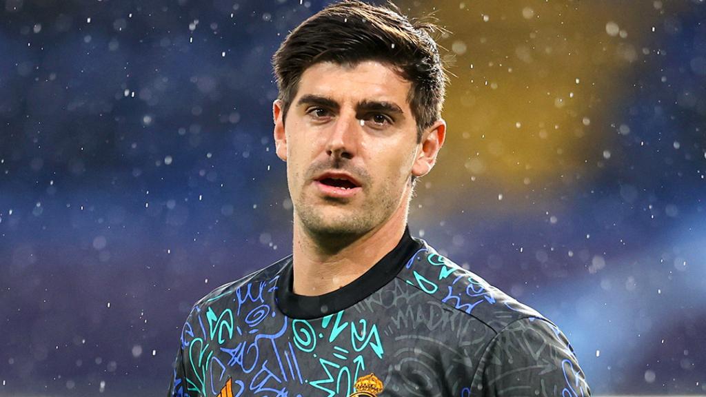 Thibaut Courtois calienta en Stamford Bridge.