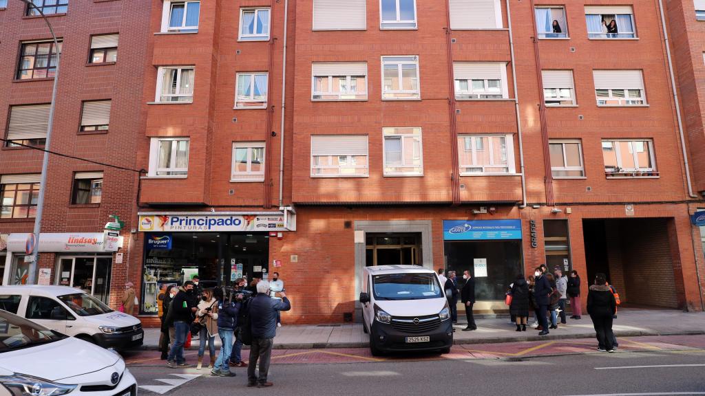 El edificio de Oviedo en el que vivían tanto la asesinada como el agresor.