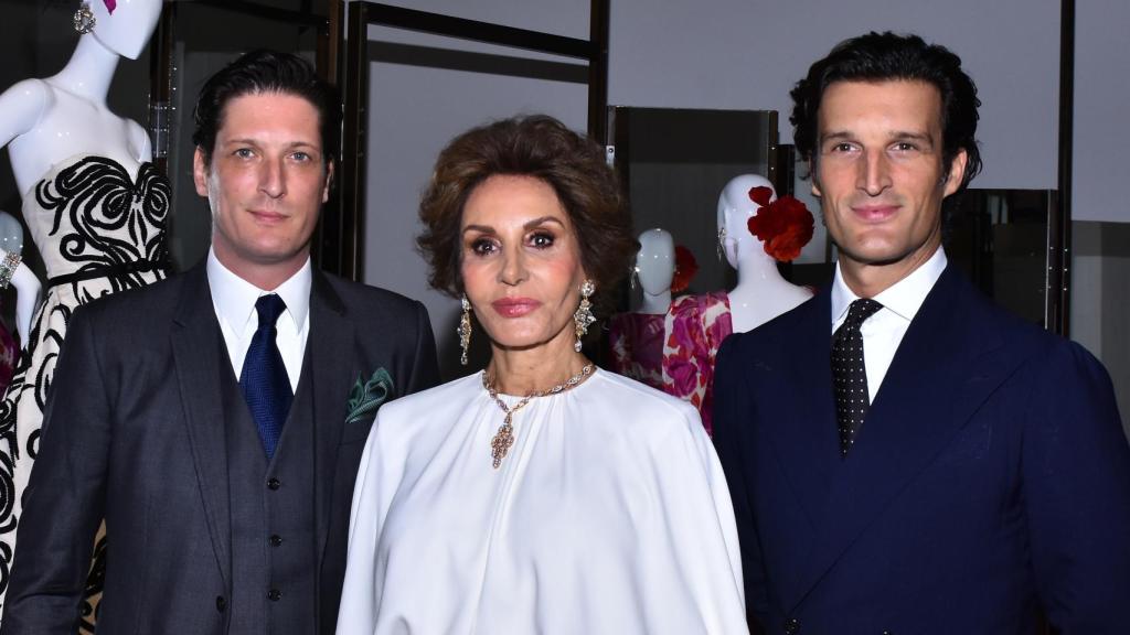 Los hermanos Medina Abascal, junto a la madre de ambos, Naty.