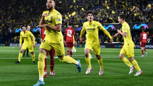 Danjuma celebra con la afición del Villarreal