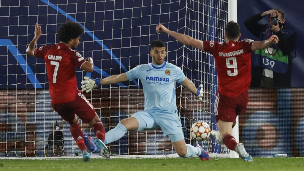 Rulli realizando una parada ante Gnabry y Lewandowski