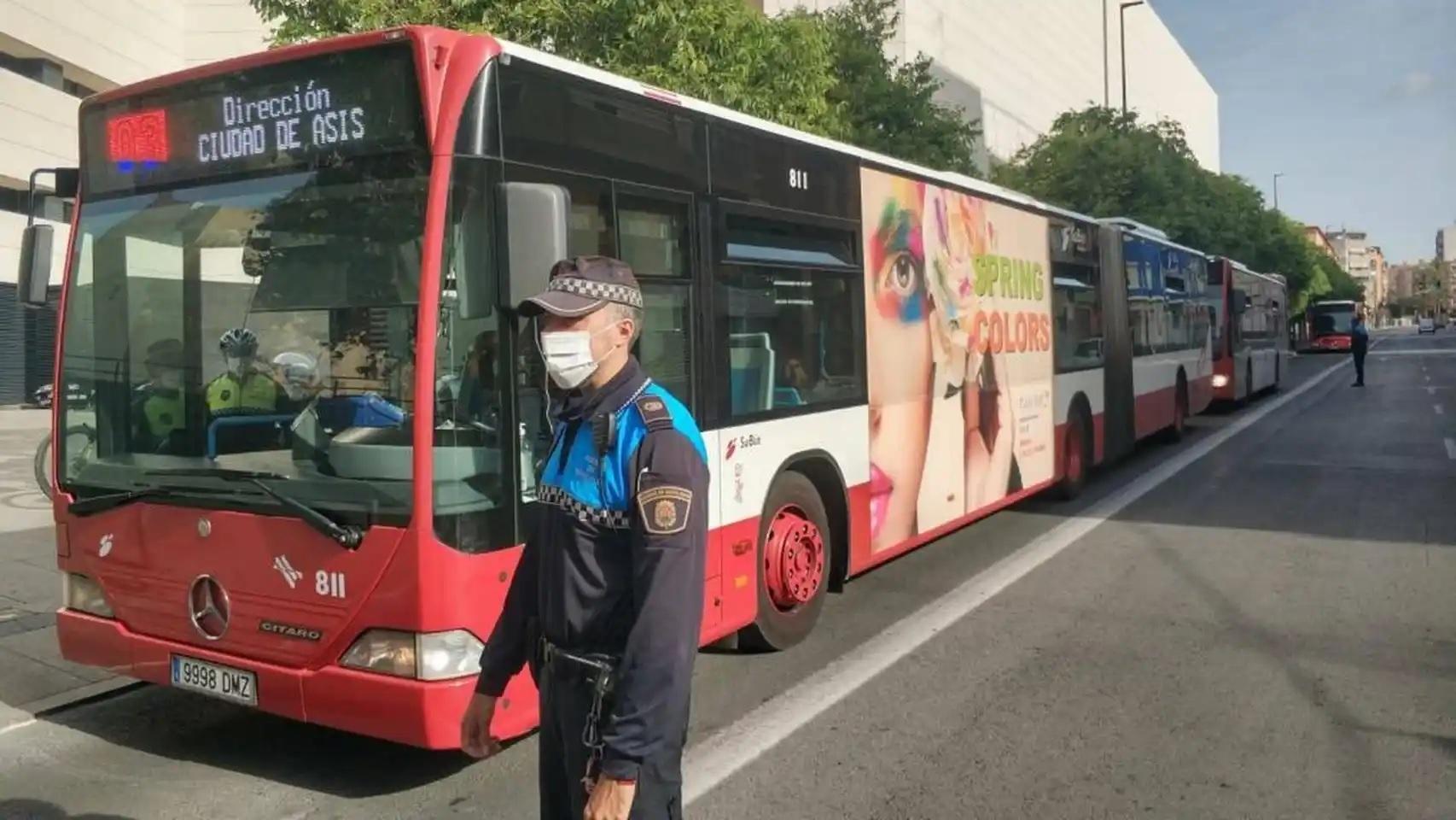 Alicante reforzará la seguridad de los autobuses que van a la Zona Norte por la oleada de actos vandálicos.