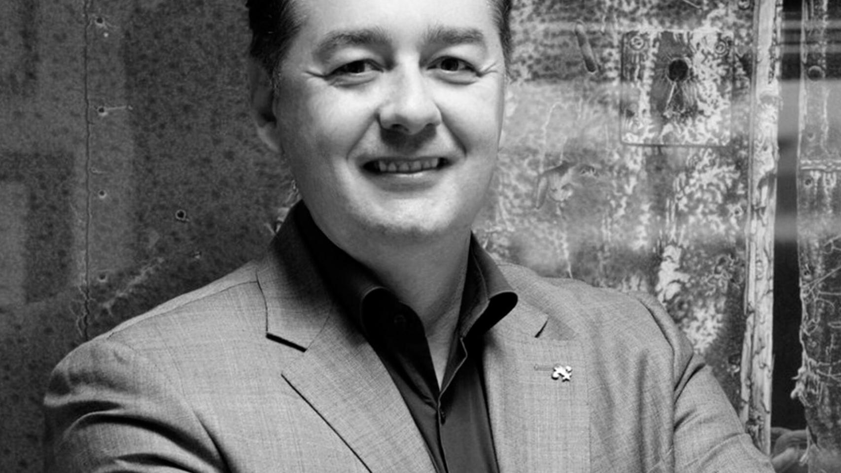 El escritor Ernesto Hernández.
