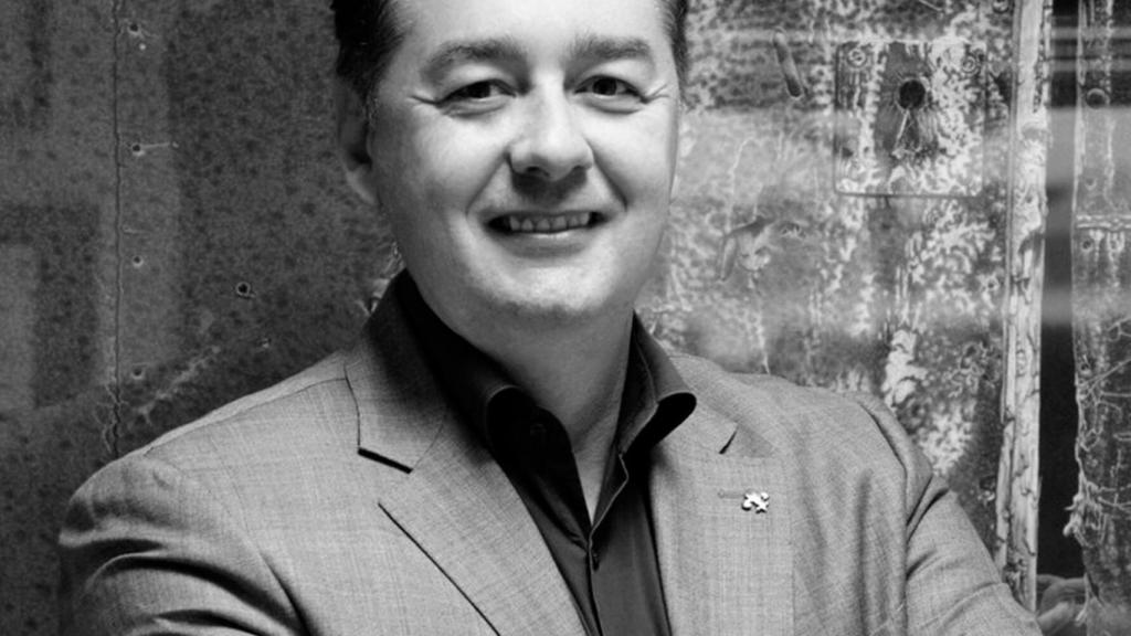 El escritor Ernesto Hernández.