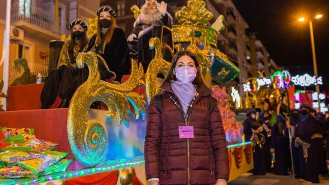 La edil Mariola Galiana posa delante de la Cabalgata de Reyes de este año.