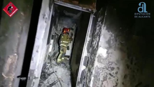 El fuego arrasa una vivienda en Monforte del Cid y deja once heridos.