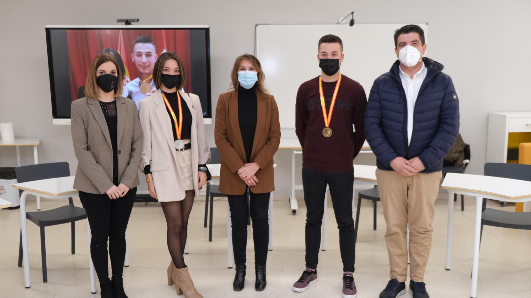 Rocío Lucas en su visita de hoy en Palencia, donde ha felicitado a los ganadores de 'Spainskills'