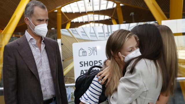 La reina Letizia abraza a su hija, la princesa Leonor, el día que se fue a estudiar a Gales.