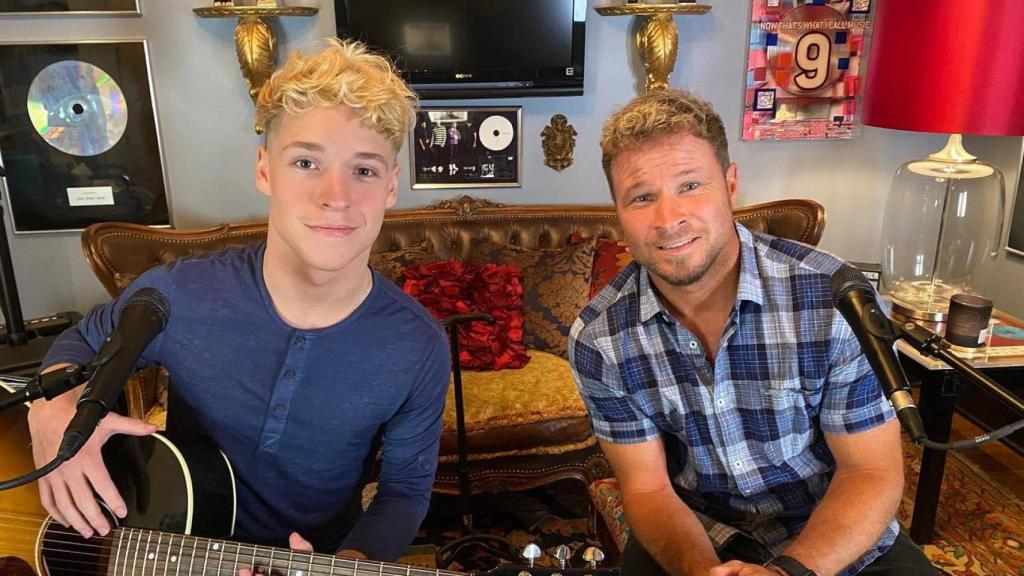 Brian Littrell junto a su hijo en una imagen de sus redes sociales.