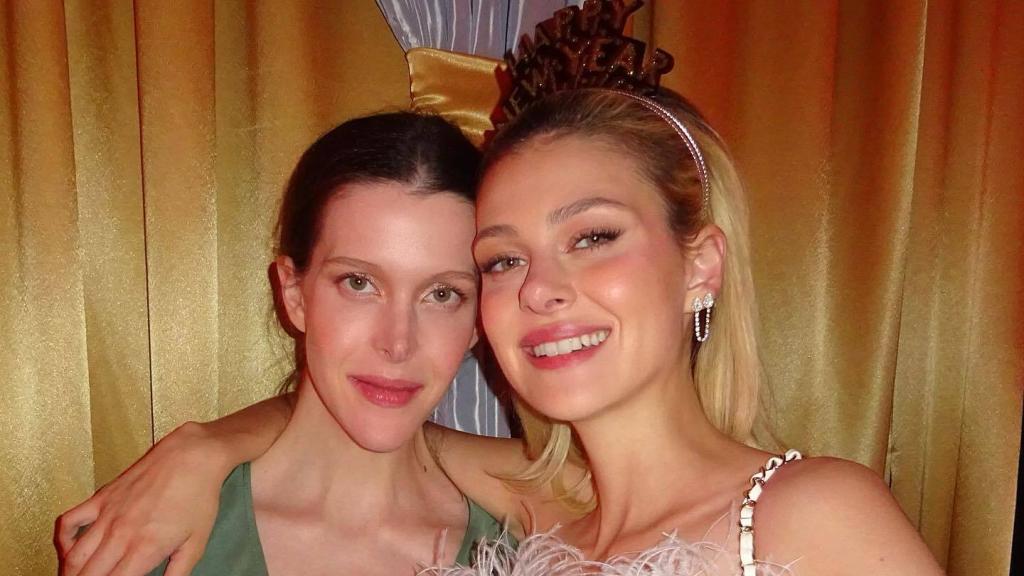Nicola Peltz con su hermana Brittany.