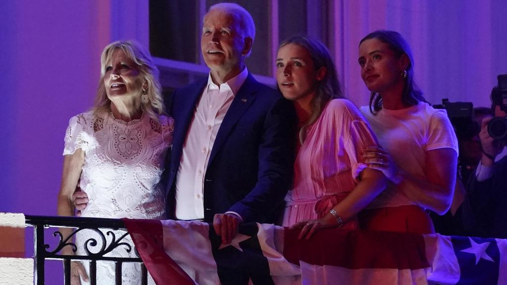 Naomi, junto a su abuelo, Joe Biden, en la celebración del 4 de julio de 2021.