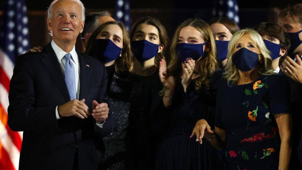 Naomi Biden apoyando a su abuelo en uno de sus actos.