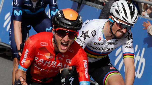 Pello Bilbao celebra su victoria en la Vuelta al País Vasco por delante de Julian Alaphilippe.