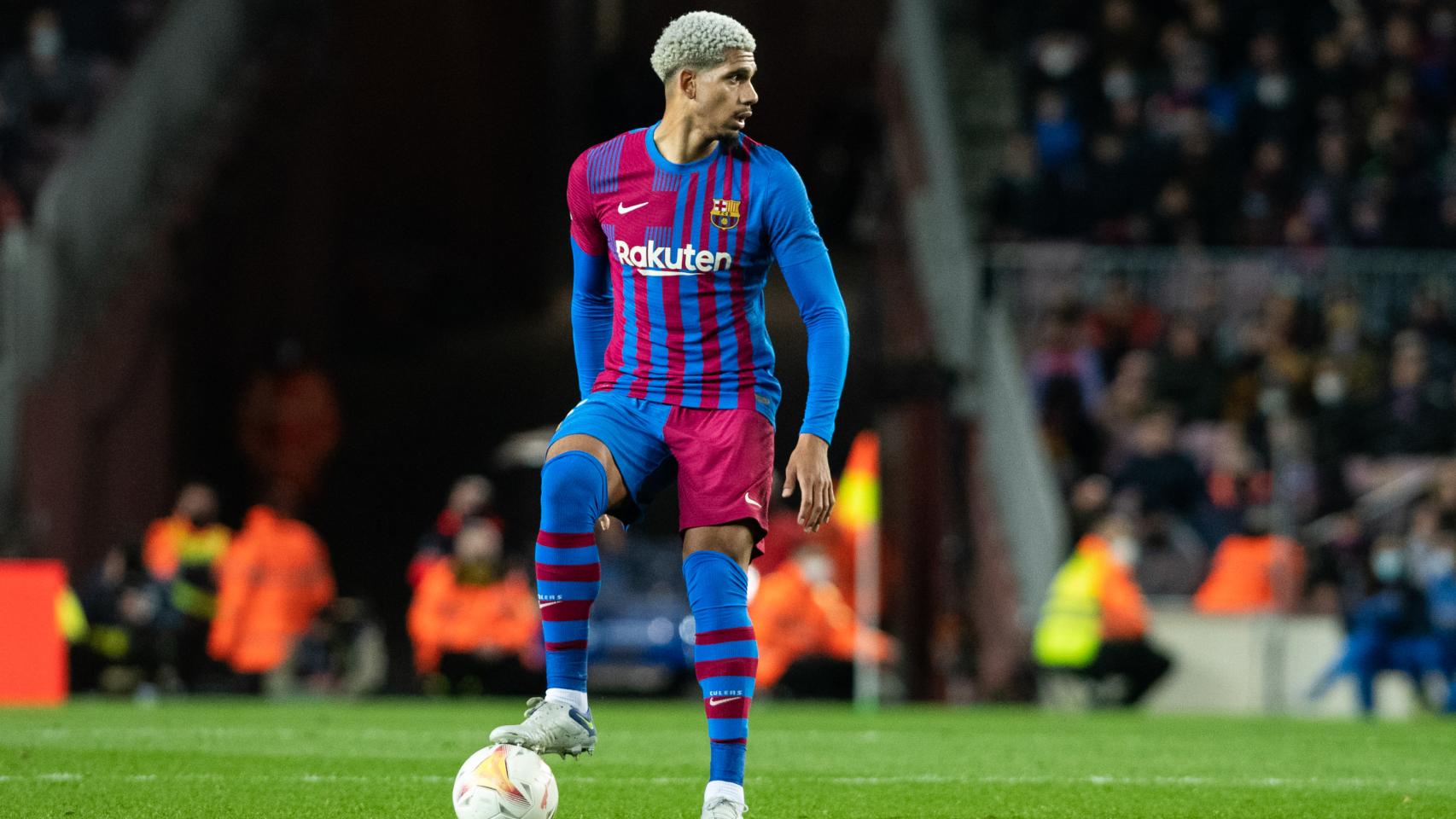 Ronald Araujo durante un partido con el Barça