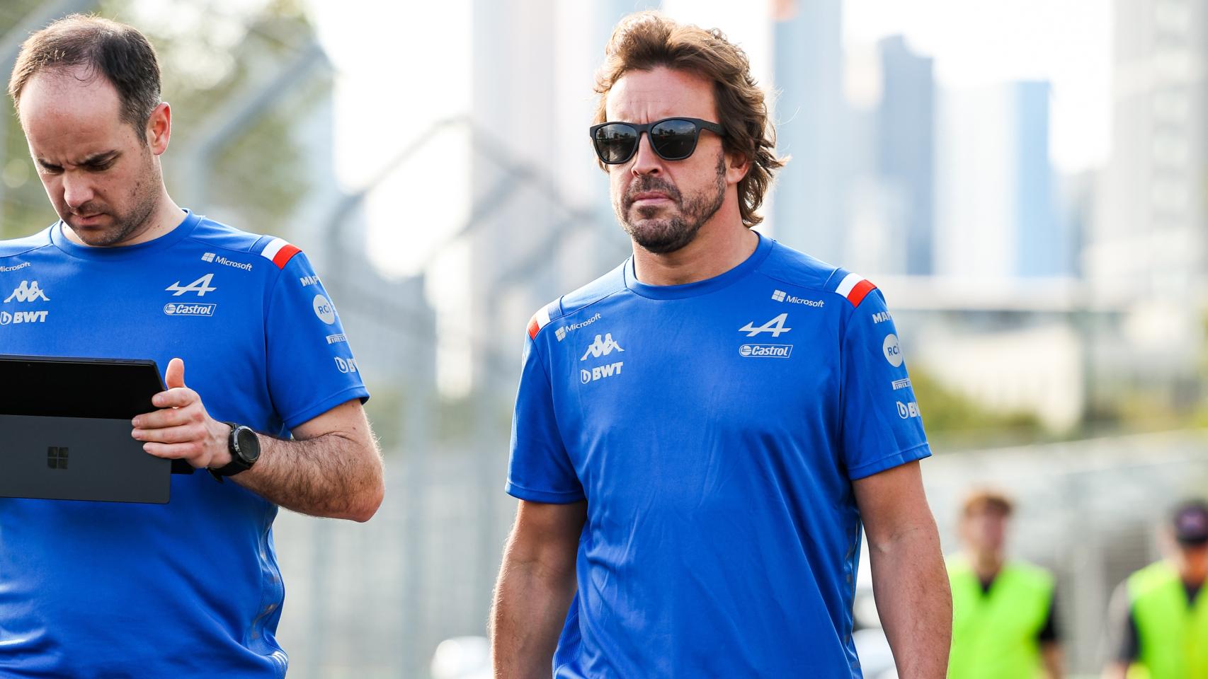 Fernando Alonso en el tradicional reconocimiento de Albert Park en Australia