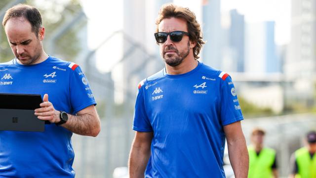 Fernando Alonso en el tradicional reconocimiento de Albert Park en Australia