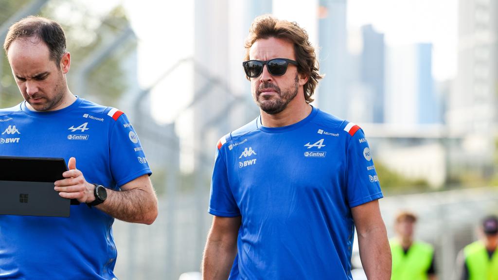 Fernando Alonso en el tradicional reconocimiento de Albert Park en Australia