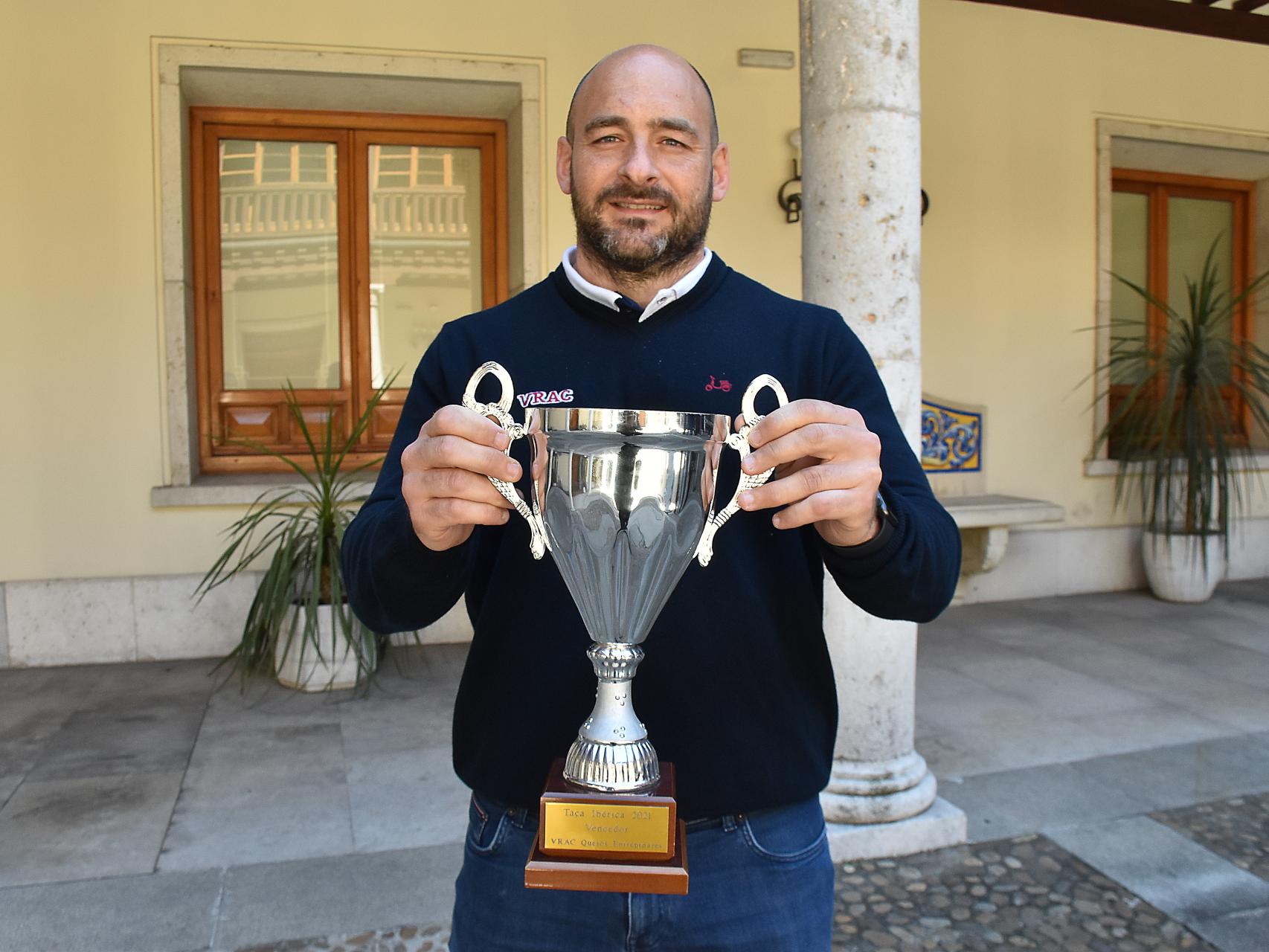 Pablo Gutiérrez Tobal  Peisi, con la Copa Ibérica