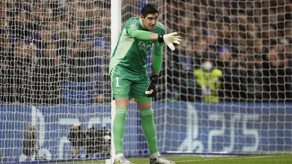Thibaut Courtois prepara un saque de portería