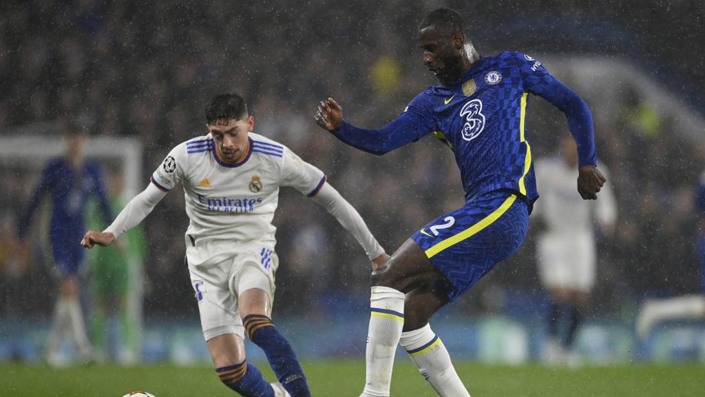 Fede Valverde trata de evitar la presión de Antonio Rudiger