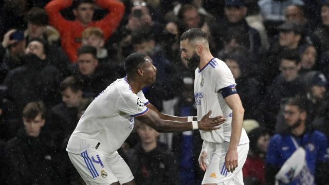 David Alaba felicita a Karim Benzema por su segundo gol al Real Madrid