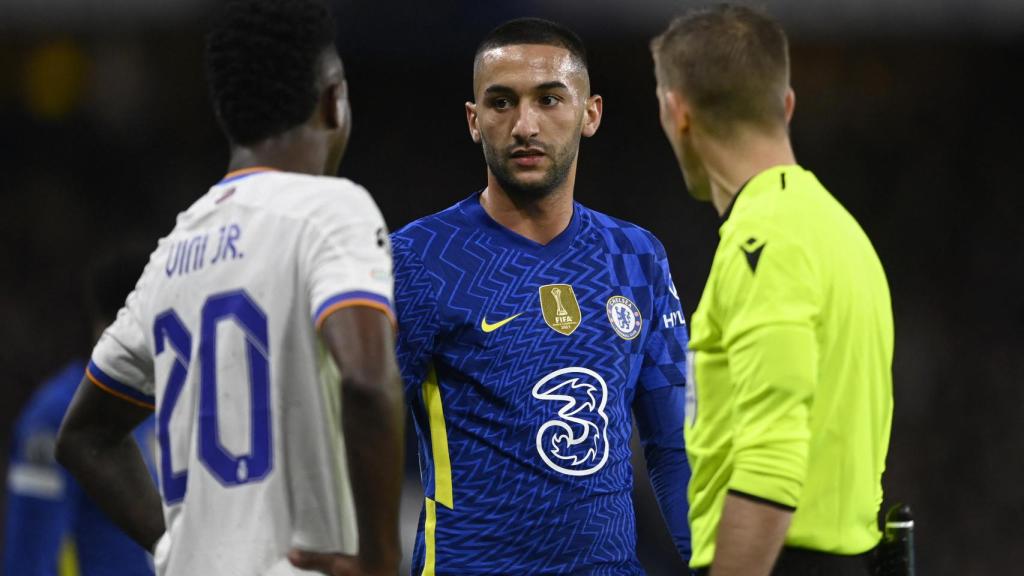 Hakim Ziyech y Vinicius Júnior hablan con el árbitro Clément Turpin