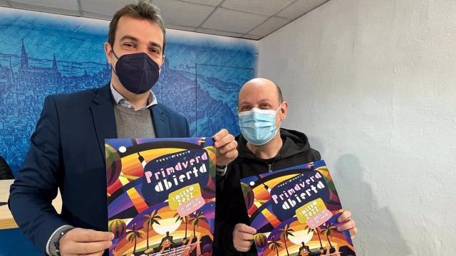 El concejal Pablo García (izquierda) y el mago Woody Aragón (derecha).