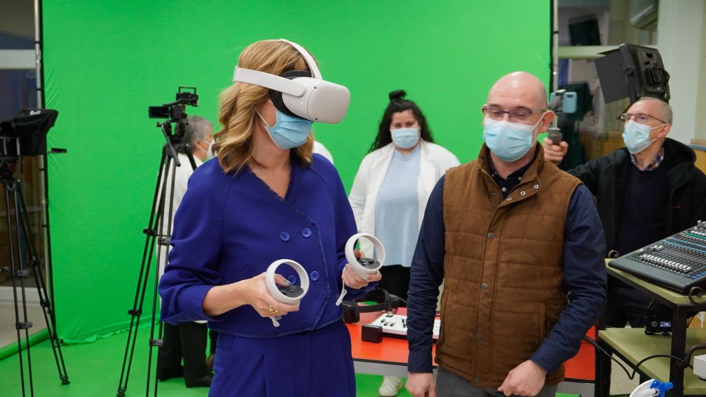 La ministra de Educación, Pilar Alegría, con unas gafas de realidad virtual este miércoles en Talavera de la Reina.
