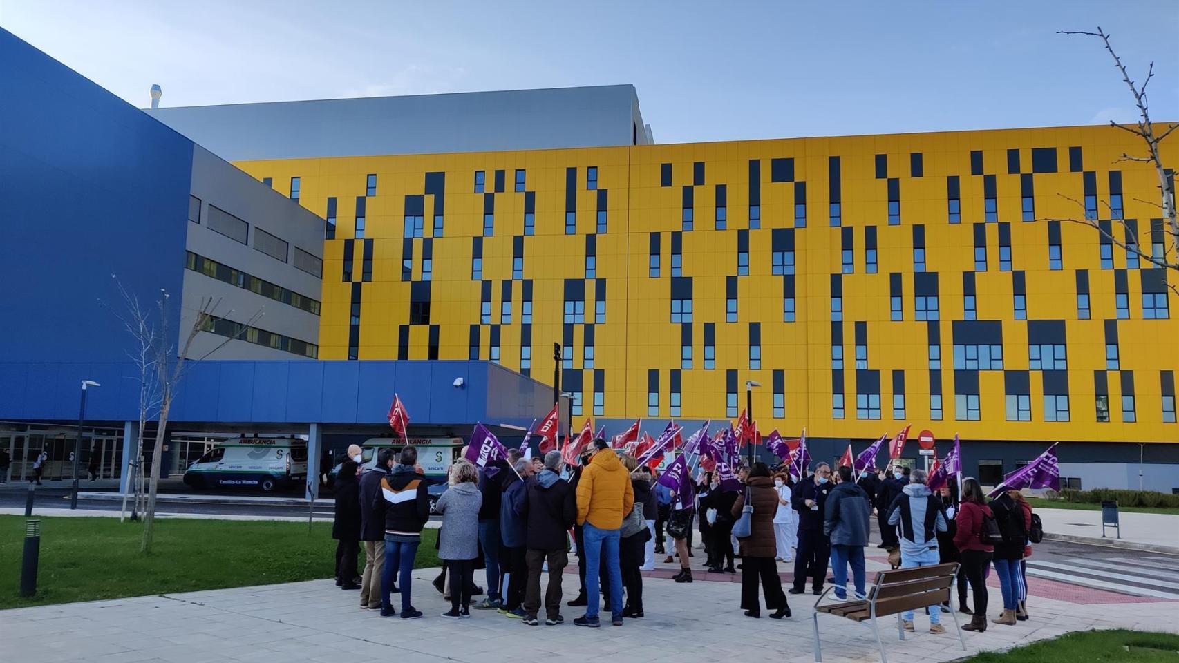 Las limpiadoras se han concentrado este miércoles a las puertas del hospital de Toledo. Foto: EP.