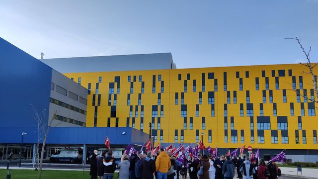 Las limpiadoras se han concentrado este miércoles a las puertas del hospital de Toledo. Foto: EP.