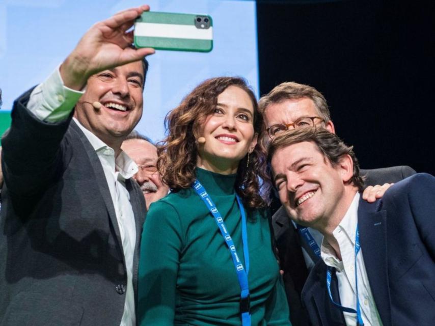 Fernando López Miras, Juanma Moreno, Isabel Díaz Ayuso, Alberto Núñez Feijóo y Alfonso Fernández Mañueco, durante una convención del PP.