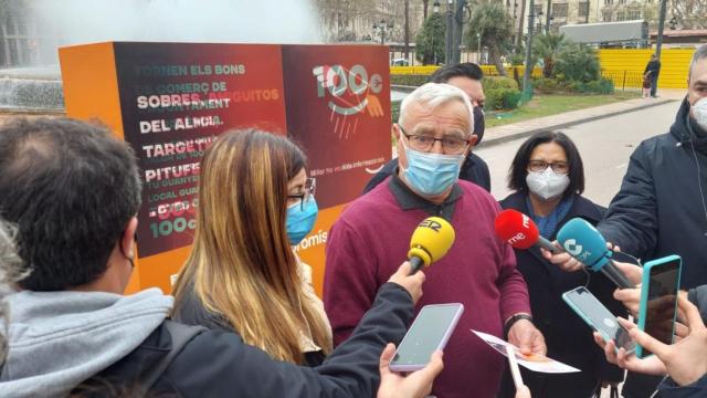 Joan Ribó, durante la presentación de la estructura lenticular en la Plaza del Ayuntamiento. EE