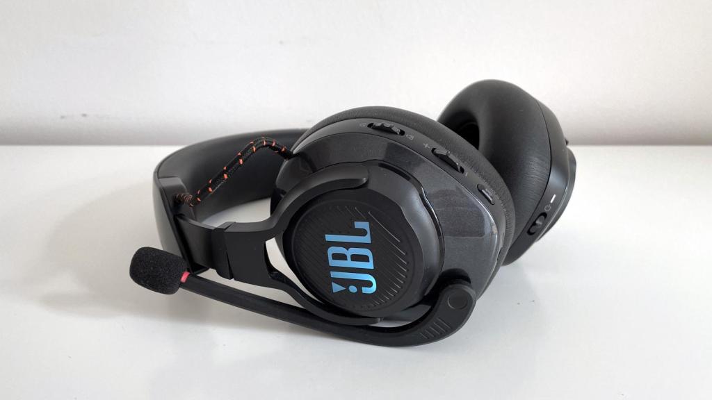 Los JBL Quantum 610 Wireless con la iluminación RGB encendida.