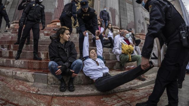 La Policía Nacional retira a varios activistas ecologistas de las escaleras del Congreso.