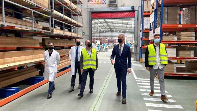 El delegado de Zona Franca, David Regades, y el director general de Bandalux, Miguel Comesaña, en la visita a la compañía.
