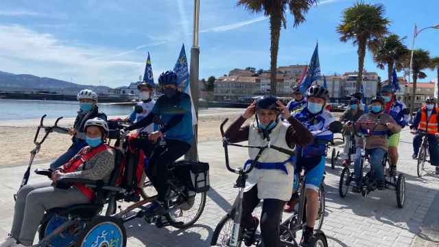 Los mayores del Centro Municipal disfrutando en el paseo marítimo de Nigrán.