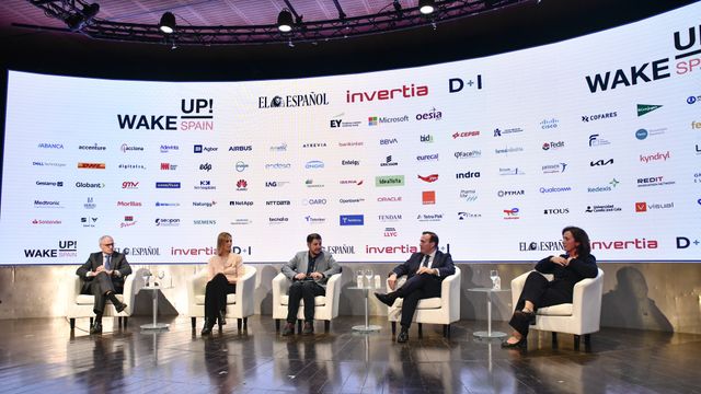 De izquierda a derecha: José Luis Benítez, director general de la Federación Española del Vino;  Mercedes Iborra, cofundadora de VisualNACert; Javier Arnau, redactor de D+I;  Sergio Gutiérrez, director corporativo de AgroBank; y Macarena Sánchez del Águila, secretaria general de Almazaras Federadas de España.