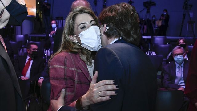 La ministra de Transportes, Raquel Sánchez, saluda a Martínez-Almeida, alcalde de Madrid, a su llegada al Wake Up.