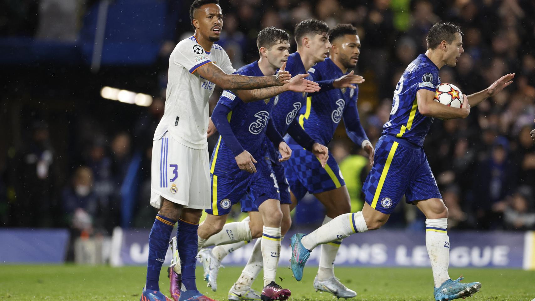 Eder Militao protesta una acción.