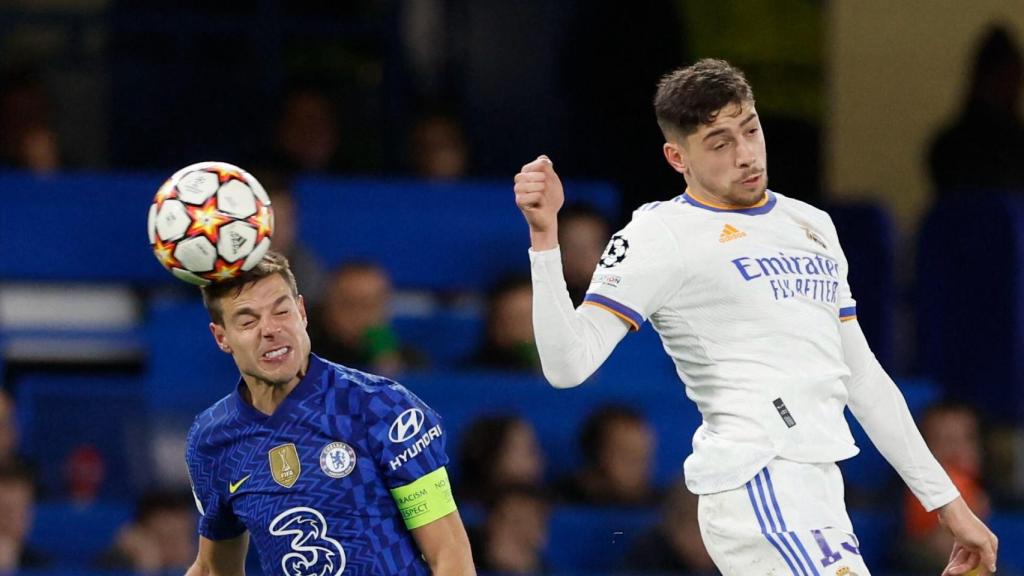 Fede Valverde pugna por un balón de cabeza con César Azpilicueta.