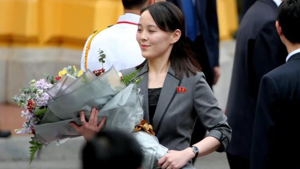 La hermana de Kim Jong-un, Kim Yo-Jong, con un ramo de flores, en su visita oficial a Hanoi.