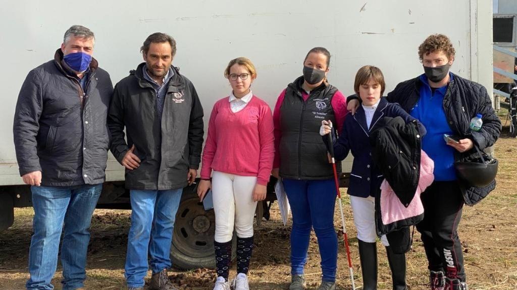 Familiares de Cristina junto a sus entrenadores y una compañera.