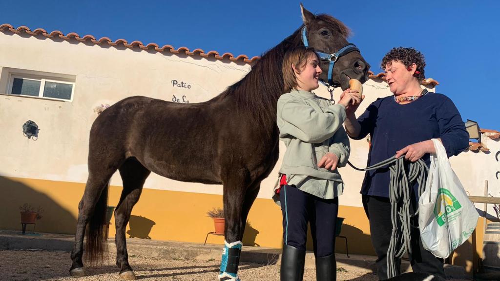 La joven acompañada por su madre, María Ángeles Prieto.