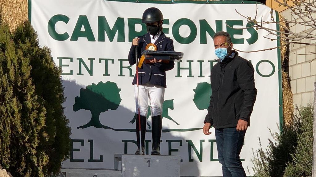 Cristina recogiendo un premio tras una competición.