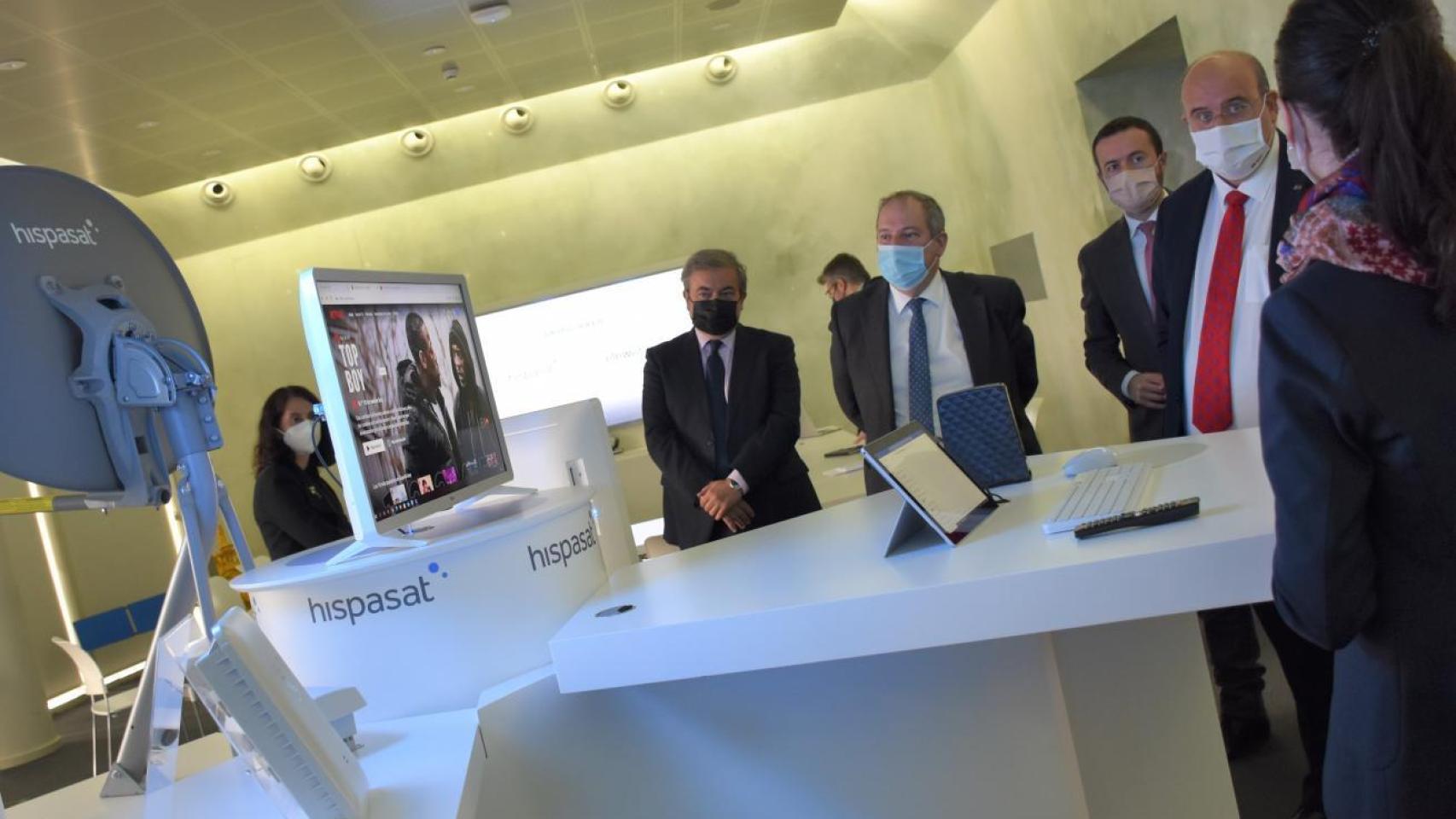 El vicepresidente, José Luis Martínez Guijarro, ha visitado las instalaciones de Hispasat en Arganda del Rey (Madrid)