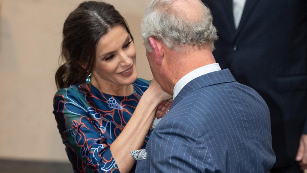 La reina Letizia en la National Gallery de Londres con el príncipe Carlos.