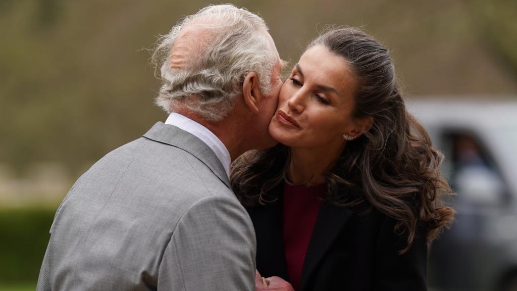 La reina Letizia y el príncipe Carlos se saludan en los jardines del castillo de Auckland.