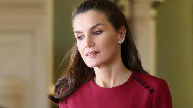 Letizia, este martes 5 de abril en Reino Unido con un vestido rojo de Carolina Herrera.