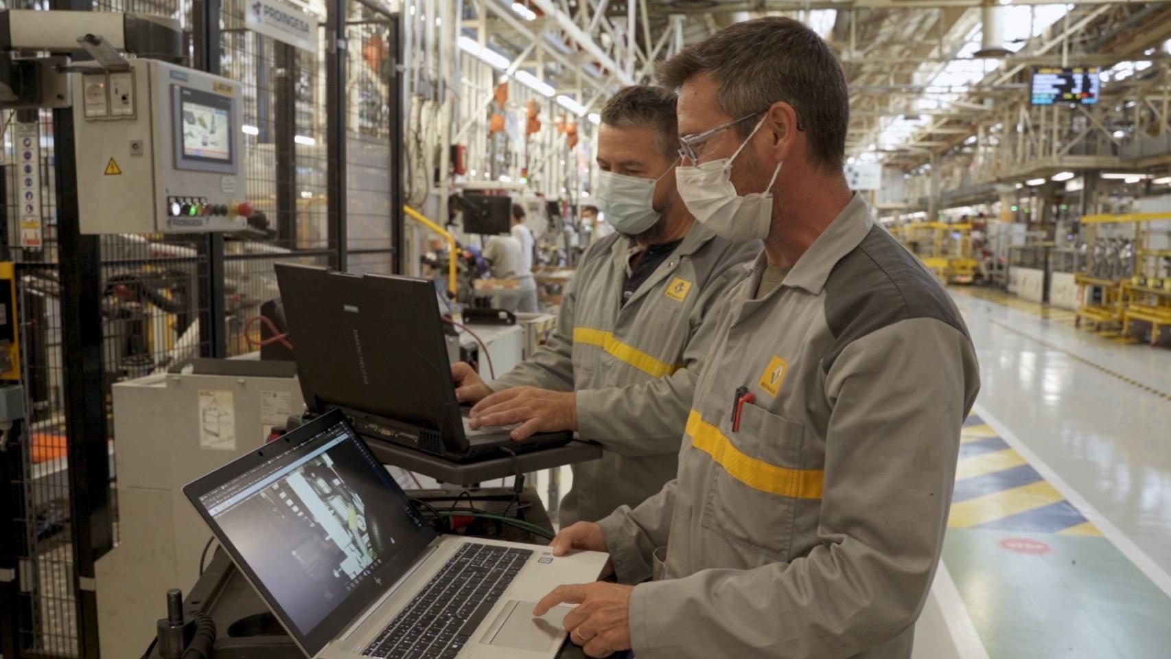 Operarios trabajando en la fábrica de Motores de Renault en Valladolid